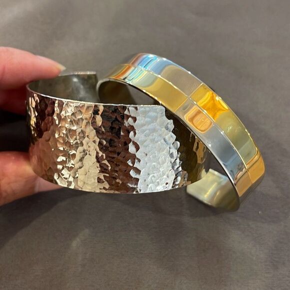 Set Of Two Womens Open Cuff Bangle Bracelet Silvertone Goldtone - Picture 5 of 5